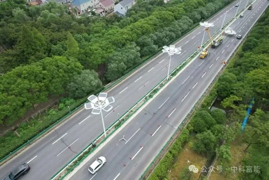 737基の軽量フレキシブルPV街灯が上海陳海公路を照らす